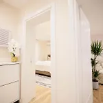 Urban Deluxe Apartment *
