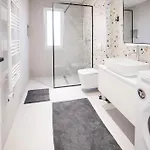 Urban Deluxe Apartment *