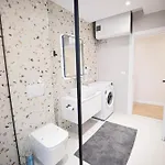Urban Deluxe Apartment *