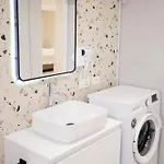 Urban Deluxe Apartment *