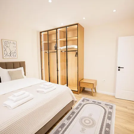 Urban Deluxe * 地拉那