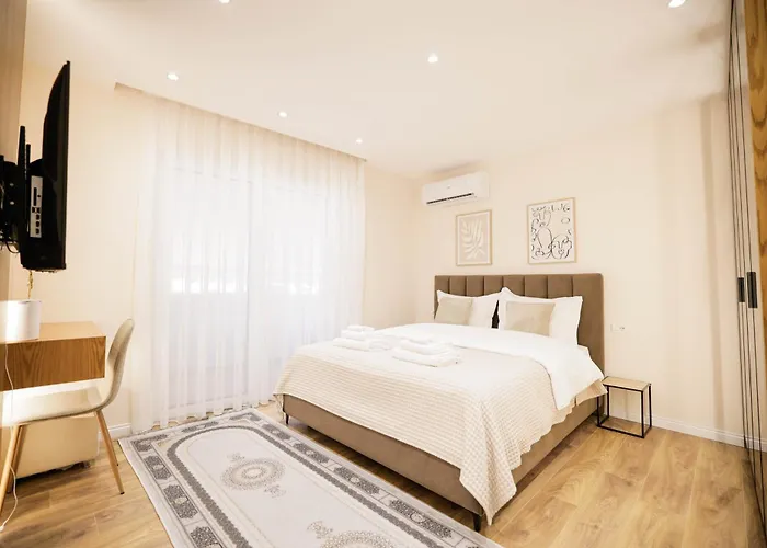 Urban Deluxe * ティラナ